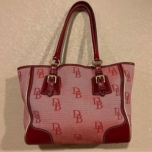 EUC Dooney & Bourke Red/Green tote bag✨🔥✨🔥✨🔥✨🔥✨🔥🔥